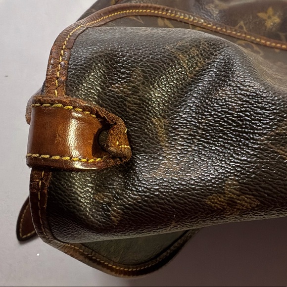 LOUIS VUITTON SAUMUR 35 MONOGRAM CROSSBODY - Picture 8 of 16